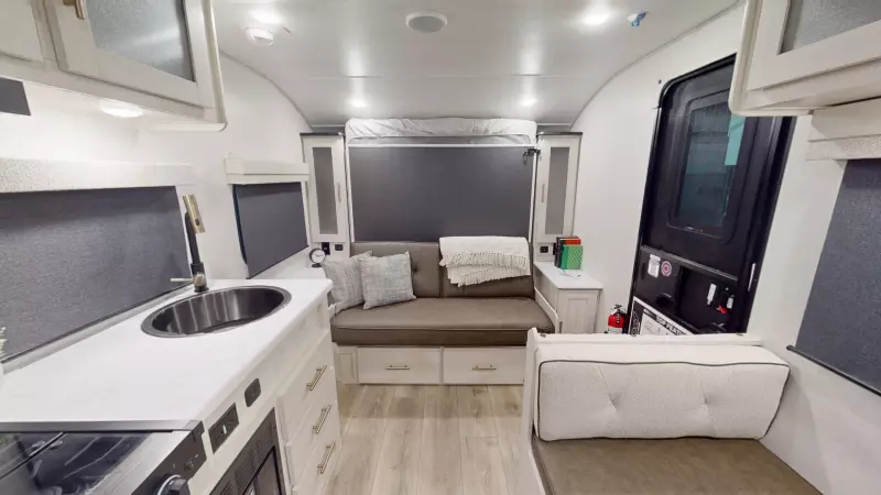 r-pod Main Room